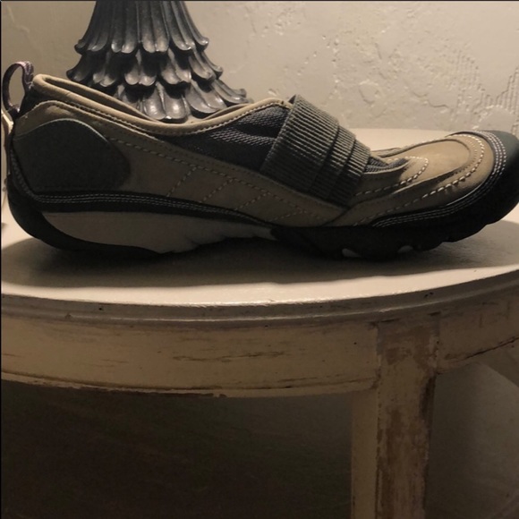 walking shoes with vibram soles